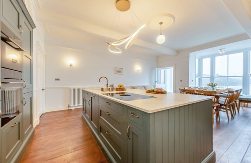Tenby House | Belle Vue House - Seven Bedroom House, Sleeps 16