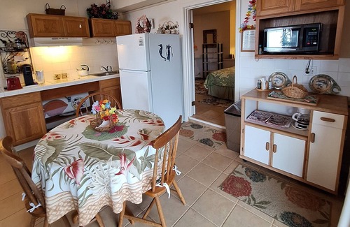 Captain Cook Bed & Breakfast | Belle Vue Kona B&B Rose Garden Suite – Breathtaking Views & Island Comfort