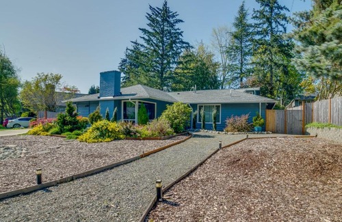 East Lake Hills Apartment | Bellevue Abode Balcony, 13 Mi to Downtown Seattle