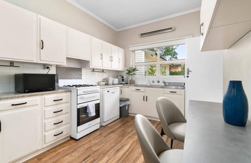 Bellevue Heights House | Bellevue Heights HolidayHome - Flinders Uni & Med