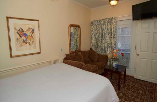Top of the Hill Bed & Breakfast | Bellevue House