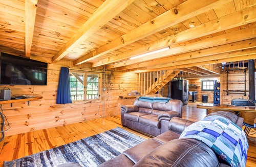 Bellevue Apartment | Bellevue Log Cabin w/Gas Grill & Creek Access