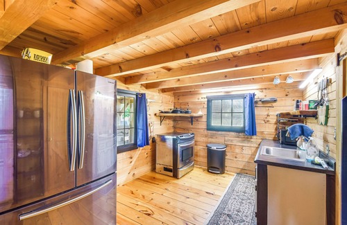 Bellevue Apartment | Bellevue Log Cabin w/Gas Grill & Creek Access