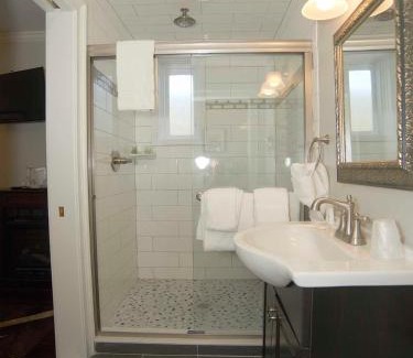 Top of the Hill Bed & Breakfast | Bellevue Manor