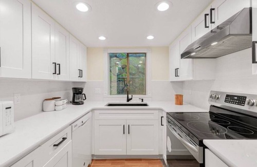 Northwest Bellevue Apartment | Bellevue Modern Luxe Townhouse near DT/520/I405