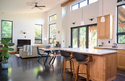 Bellingham Cabin | Bellingham Meadows- with hot tub and king size bed