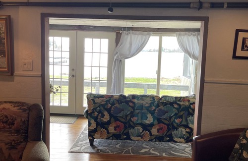Saratoga Springs Cottage | Belmont meet serenity on Saratoga Lake Waterfront 🐎