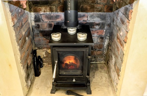 Halifax Cottage | BELVEDERE FARM, pet friendly, with hot tub in Hipperholme