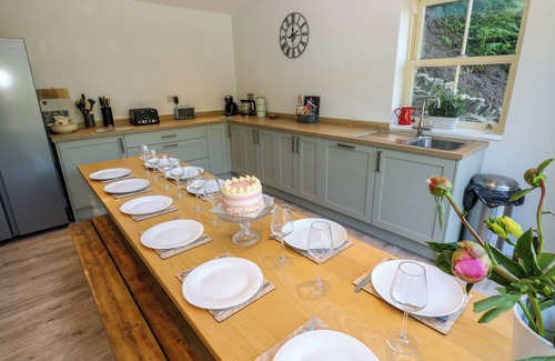 Halifax Cottage | BELVEDERE FARM, pet friendly, with hot tub in Hipperholme