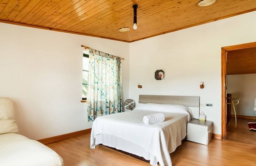 Ames House | Belvilla by OYO Villa Paola
