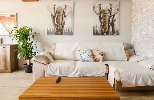 Ames House | Belvilla by OYO Villa Paola