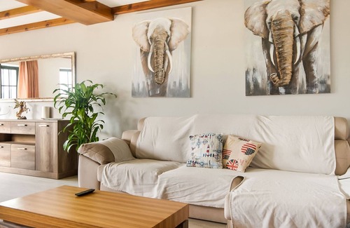 Ames House | Belvilla by OYO Villa Paola