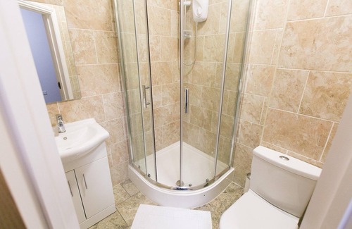 Loxford Apartment | Belvilla Ilford Hill Hotel London Standard Double