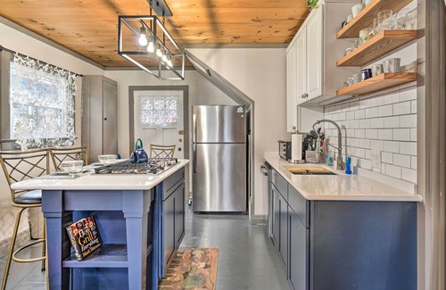 Bemus Point Apartment | Bemus Point Vintage Suite w/Soaking Tub & Kitchen