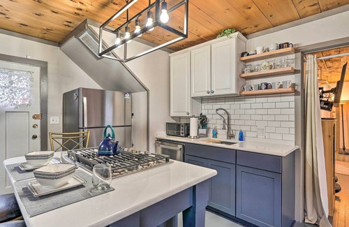 Bemus Point Apartment | Bemus Point Vintage Suite w/Soaking Tub & Kitchen