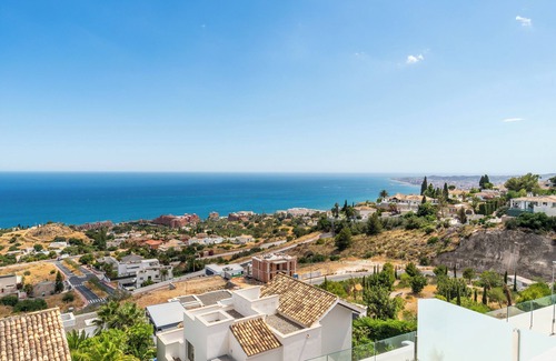 La Capellania Apartment | Benalmadena Luxury 4 Bed Apartment Jacuzzi