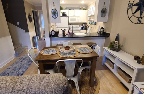 Fairfield Bay Condo | Benjamin's by the lake/nWalk to cool pool