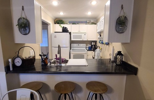 Fairfield Bay Condo | Benjamin's by the lake/nWalk to cool pool