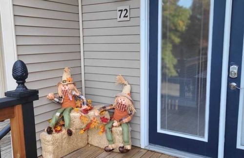 Fairfield Bay Condo | Benjamin's by the lake/nWalk to cool pool