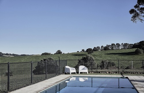 Clunes House | Benny’s Cottage Luxury hinterland accomodation & photo shoot location