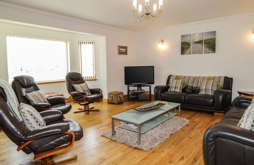 Marybank Cottage | BENVIEW HOUSE, pet friendly, with a garden in Muir Of Ord