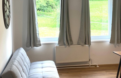 Grafenbach Apartment | Bergluft TOP 3 Modern Apartment with 2 bedrooms - Wi-Fi, Parking & 24h Check-in