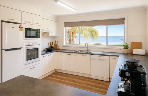 Berkeley Vale House | Berkeley Waterfront: Boater’s & Family’s Paradise