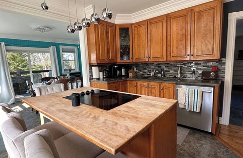 Brigus Junction House | Bermuda Waterfront: Ultimate Lakehouse Experience