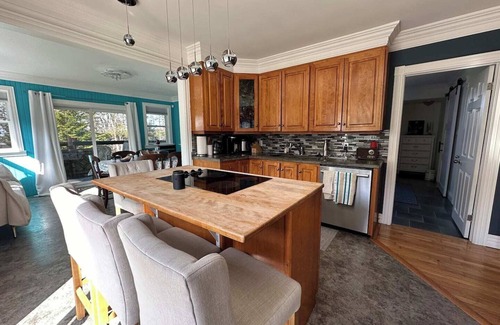 Brigus Junction House | Bermuda Waterfront: Ultimate Lakehouse Experience