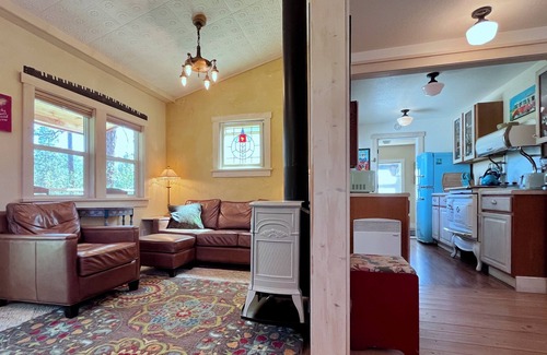 Winthrop House | Bernies-Dog Friendly, Cozy 2-bedroom house with River View in Winthrop, WA