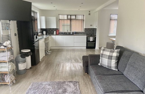 Withernsea House | BeRo Bungalow: Spacious Seaside Retreat with HotTub