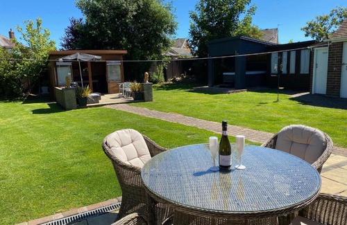 Withernsea House | BeRo Bungalow with a hot tub & a large garden!