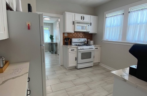 Berwyn House | Berwyn Bungalow - Explore Chicago from a Modern, Hip Bungalow vacation home.