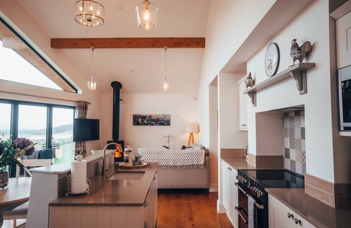 Montgomery House | Bespoke countryside retreat sleeping 4. Pet friendly with a hot tub and BBQ.