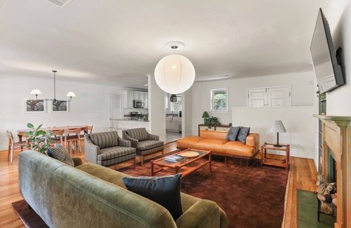 Faubourg Delassize Apartment | Best Garden District Location - Steps to Street Car!
