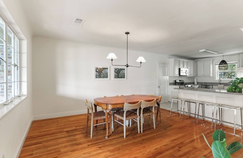 Faubourg Delassize Apartment | Best Garden District Location - Steps to Street Car!