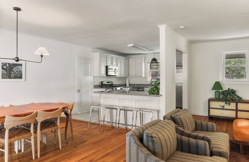 Faubourg Delassize Apartment | Best Garden District Location - Steps to Street Car!