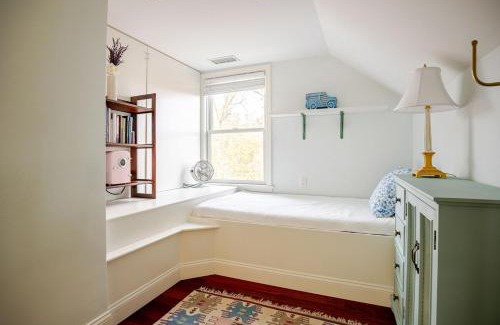 Greenwich House | Best hotel alternative for big group near train to NYC