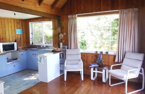 Tuateawa Cottage | Best Location 2013 Gold Piwa ~ Castaway Cottage