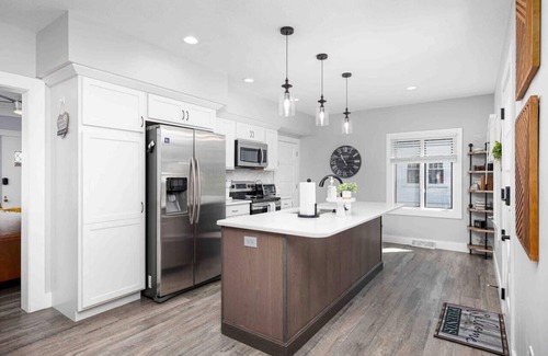 Perrysburg House | Best Location, Renovated, Walk Uptown! - 3br/3ba