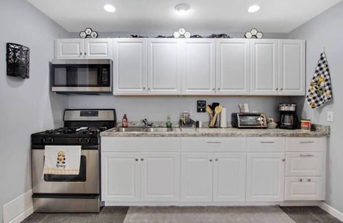 Cheektowaga Apartment | Best Parking Laundry AC BBQ Patio