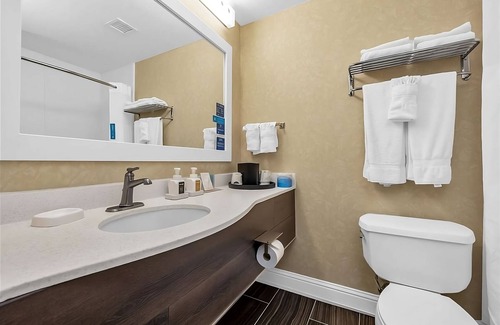 Vacaville Hotel | Best Place to Unwind! Outdoor Pool, Pets Allowed, Near Southwood Park!