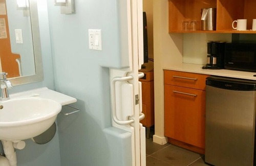 Ala Moana Condo | BEST RATE! ADA Studio Ala Moana Condominium (AH01)
