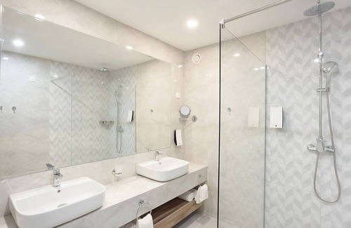 Ulcinj Hotel | Best Value, Quality Stay! Relaxing Unit w/Seaview, Outdoor Pools, FREE Parking!