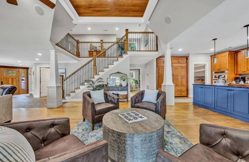 Huddleston House | BEST VIEW~Luxury 8500 Sq Ft~6 bedroom 5 Flex Rooms