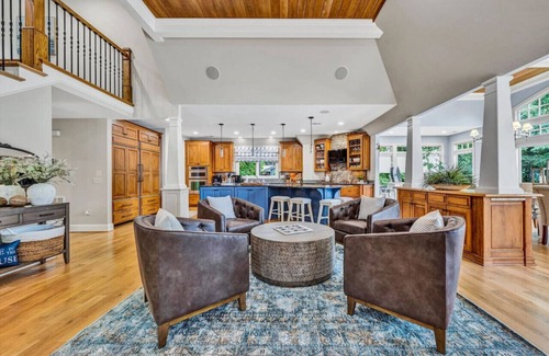 Huddleston House | BEST VIEW~Luxury 8500 Sq Ft~6 bedroom 5 Flex Rooms