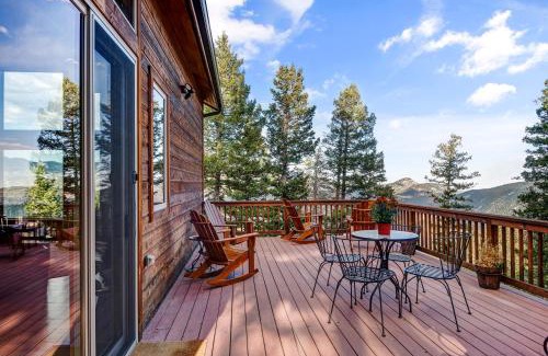 Evergreen House | BEST VIEWS! Luxury Mountain Home - Saltwater HotTub, Firepit, BBQ- Close to Trails, Red Rocks