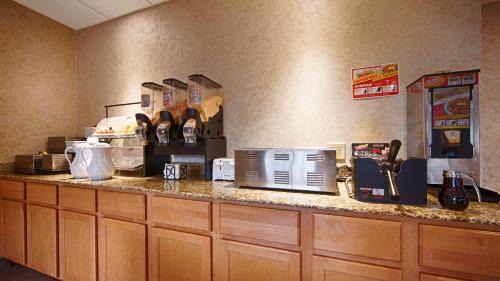 Burbank Hotel | Best Western Inn & Suites - Midway Airport