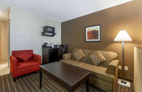 Burlington Hotel | Best Western Plus Burlington Inn & Suites