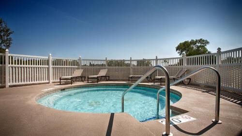 Neenah Hotel | Best Western Premier Bridgewood Hotel Resort